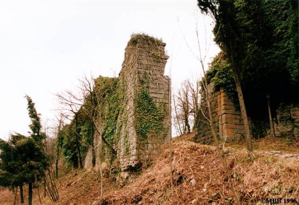 Cosseria castle ruin gateway. Photo by Walter Carini.